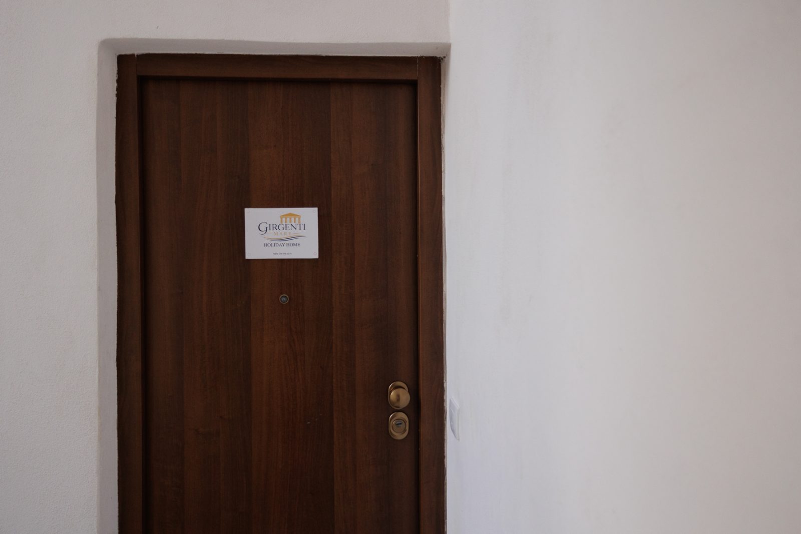 La porta d'ingresso dell'appartamento Girgenti Mare